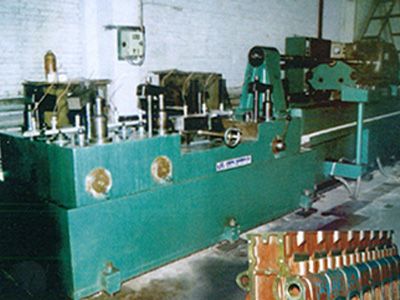 柴油(you)機(ji)缸體(ti)凸輪(lun)軸孔(kong)精鉸(jiao)組郃機牀