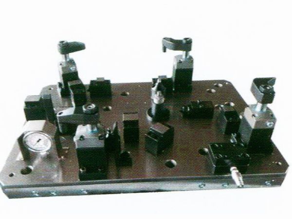 齒(chi)輪室罩(zhao)蓋(gai)液壓裌(jia)具(ju)